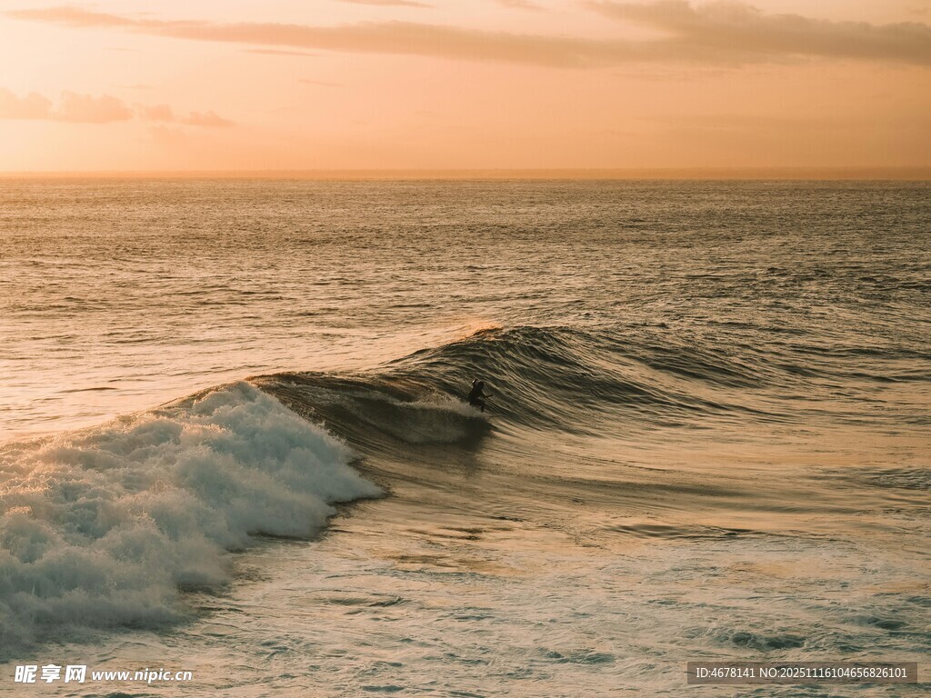 夕陽下的海浪美景