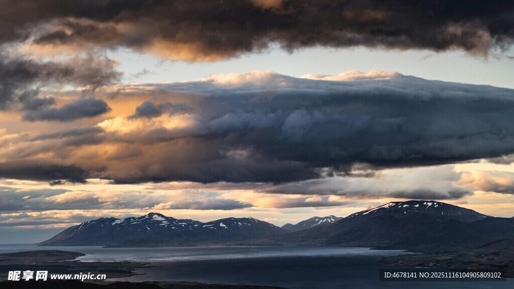 壯麗云海下的山巒景色