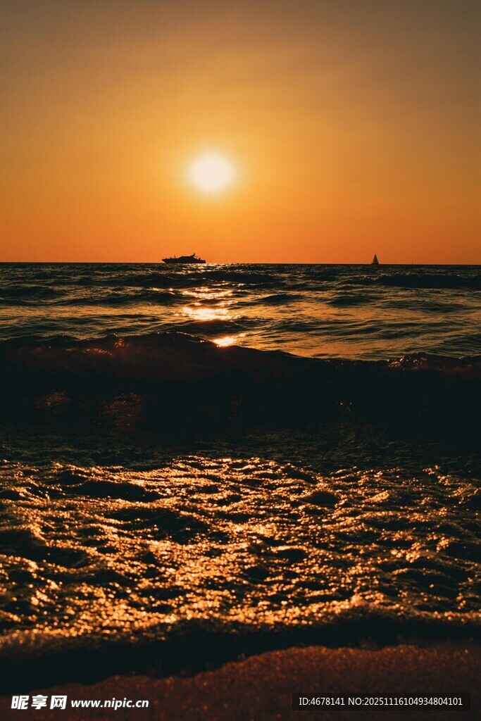 夕陽下的海邊浪漫景致