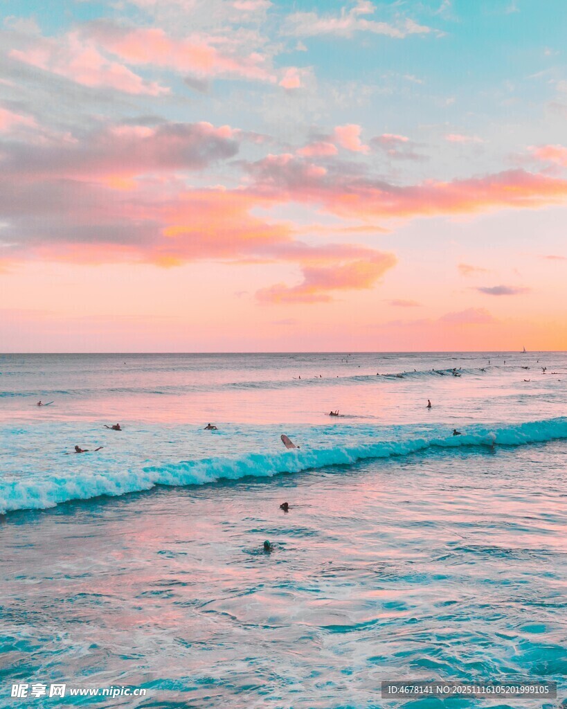 海邊日落時的美麗海浪景象