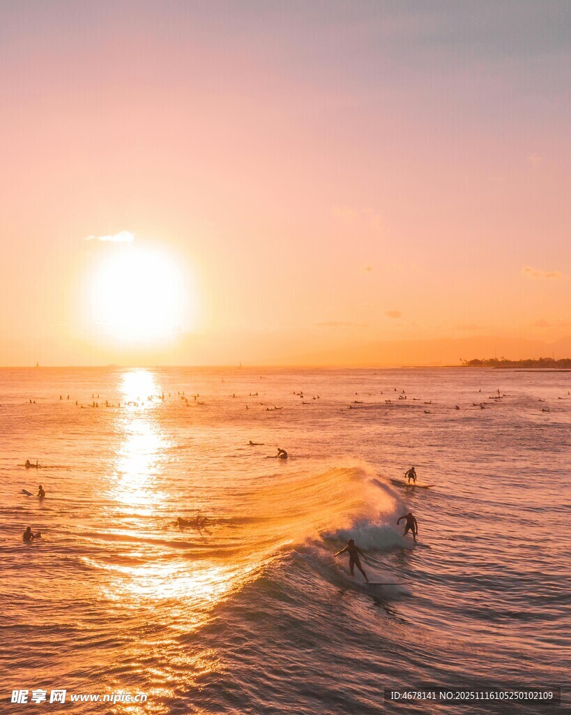 夕陽下的海上沖浪者