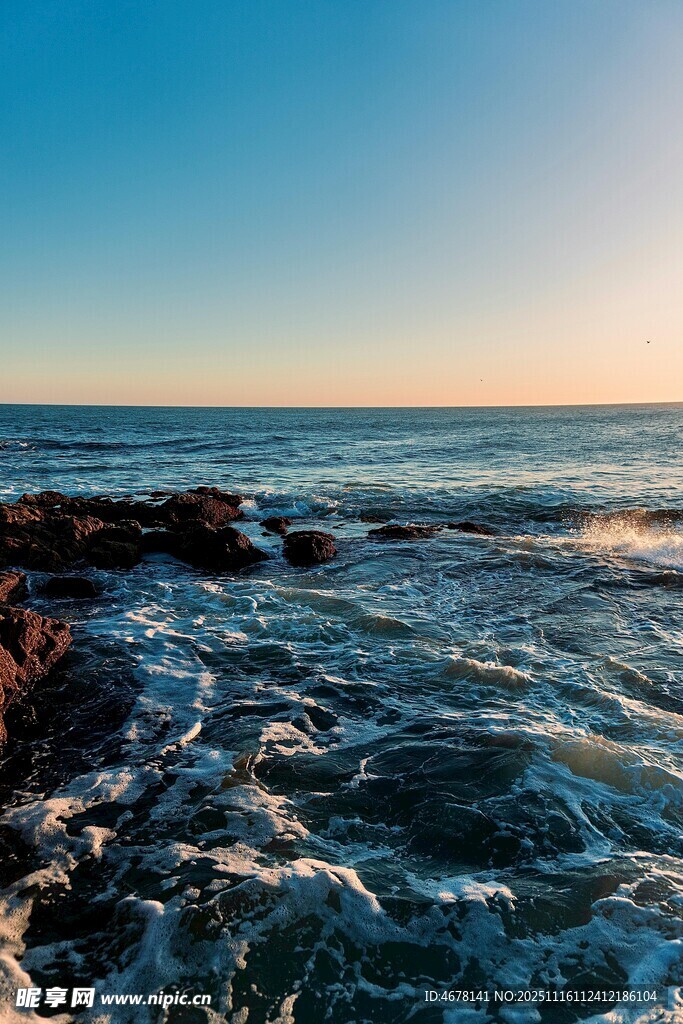 海邊日落時分的礁石海景