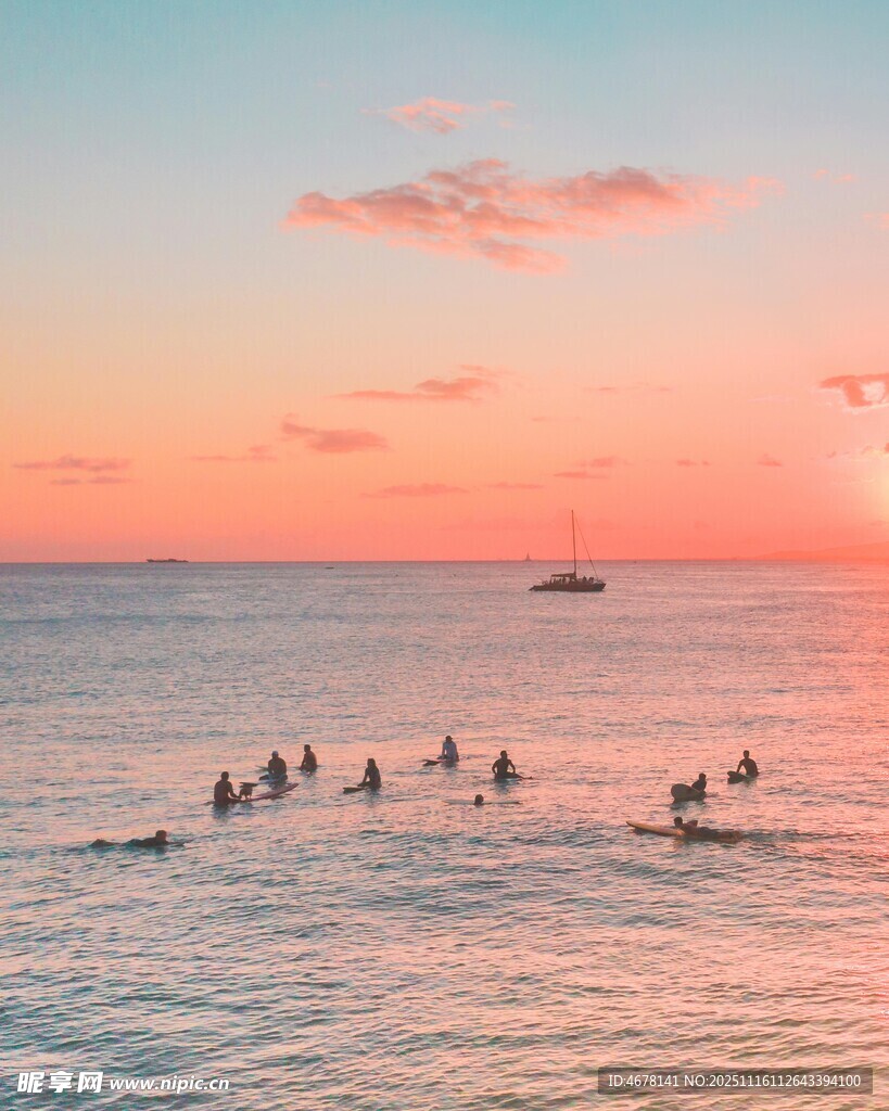 夕陽下的海上沖浪者