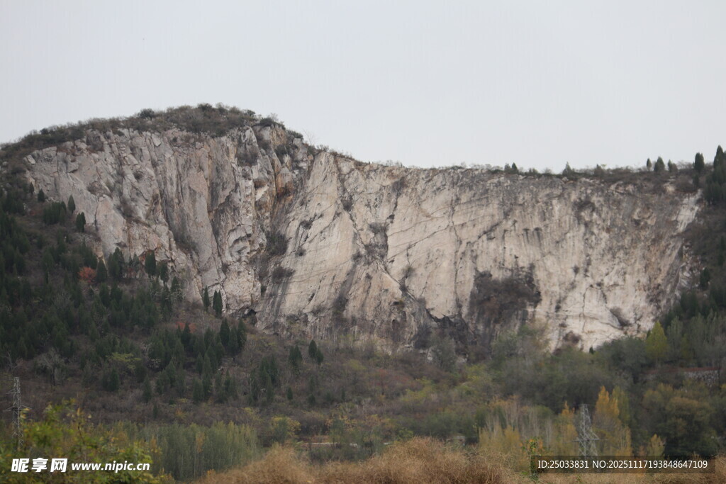 陡峭山壁與多彩植被景觀