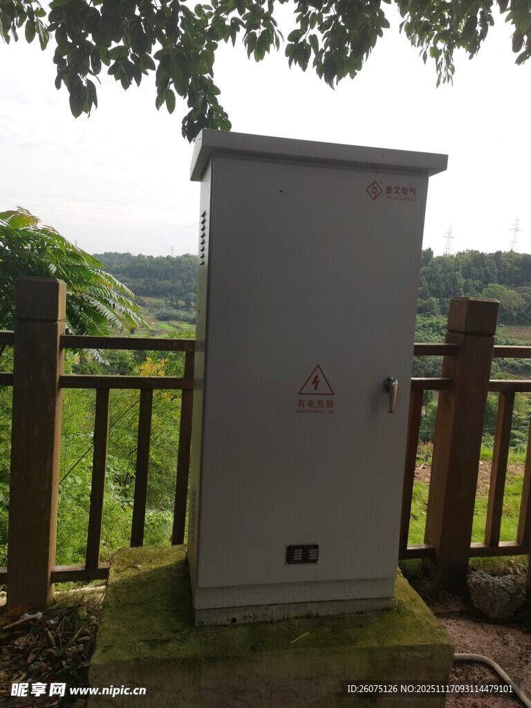 戶外配電箱置于圍欄旁