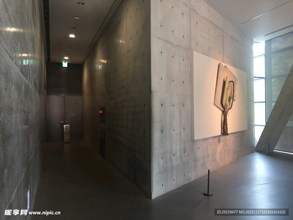 現(xiàn)代藝術(shù)展廳內(nèi)景一角