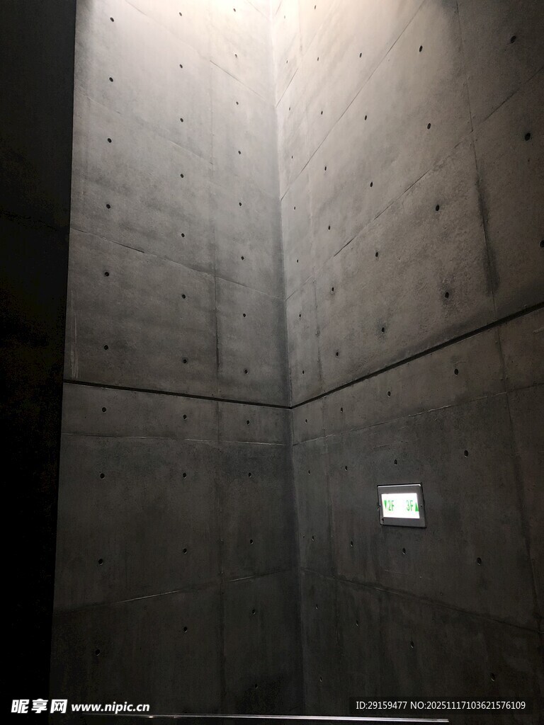 昏暗墻角的混凝土墻面