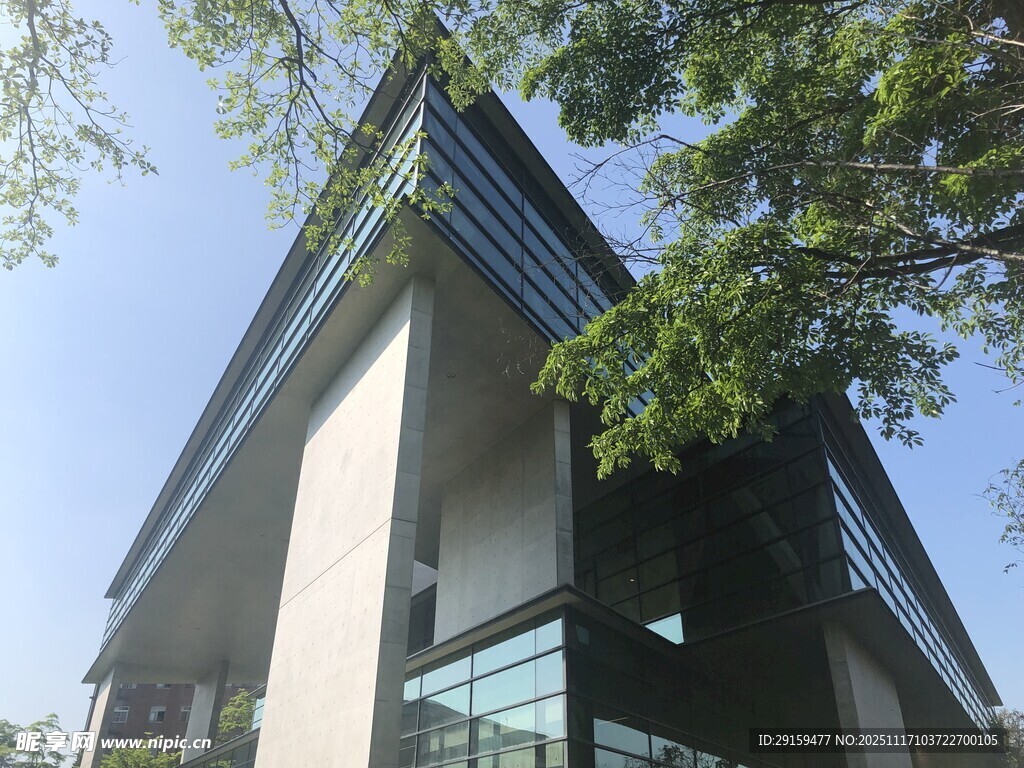 現(xiàn)代風格建筑與綠樹相映