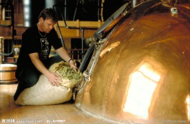 正在烘烤食物的人