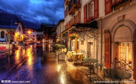 晚上瑞士街的咖啡館