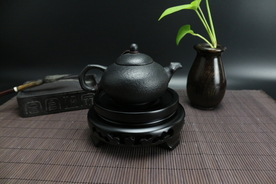 黑色紫砂壶