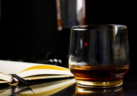 酒杯酒瓶水杯圖片