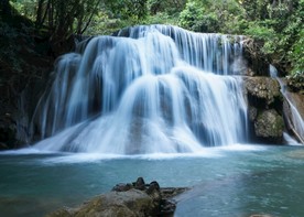山间瀑布图片