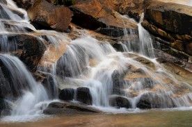 山间流水图片
