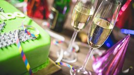 酒杯酒瓶水杯圖片