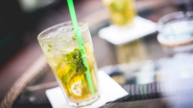 酒杯酒瓶水杯圖片