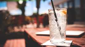 酒杯酒瓶水杯圖片