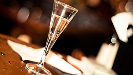 酒杯酒瓶水杯圖片