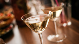 酒杯酒瓶水杯圖片