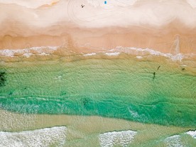 手绘水与海岸意境