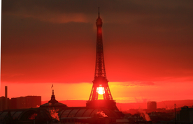 夕陽下的巴黎埃菲爾鐵塔