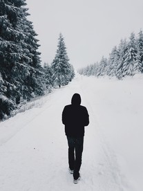 大雪中行走的男性