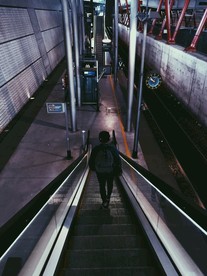 坐扶手梯的男性