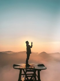 站著的男性側(cè)影