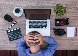 辦公室苦惱的男性