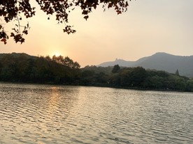 湖边