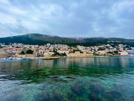 外國(guó)沿海小鎮(zhèn)海水