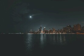 海邊樓宇夜景