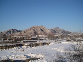 雪中远山