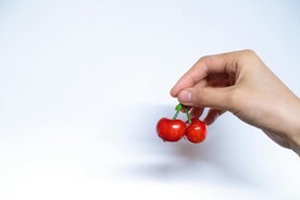 手拿櫻桃