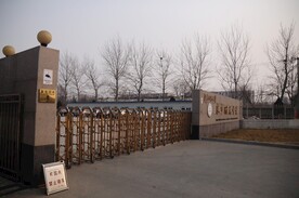 中学大门口