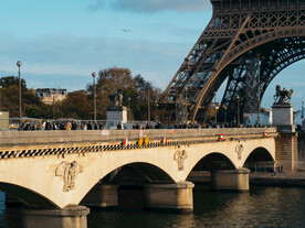 巴黎艾菲爾鐵塔高空攝影圖片