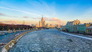 冬季結(jié)冰的莫斯科河城市風(fēng)光