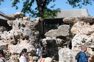 游客赏景古老石堆奇观