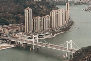 江畔高樓與橋梁壯麗景觀