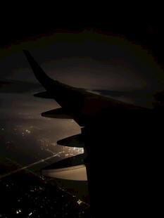 飛機窗外夜景中的機翼