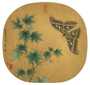 中式團扇上的蝶與楓葉