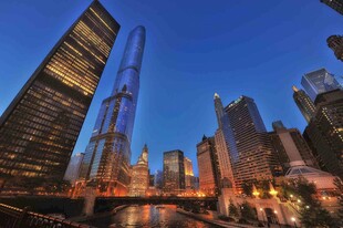城市夜景中的摩天大楼