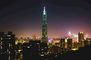 台北夜景中的标志性摩天大楼