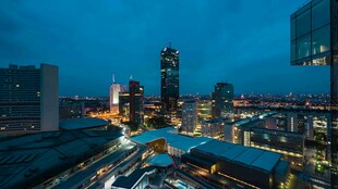 城市璀璨夜景俯瞰图