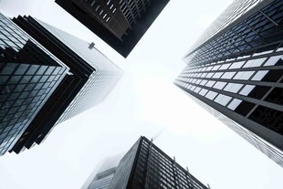 仰视都市摩天大楼
