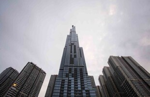 高耸入云的摩天大楼