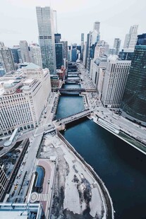 城市河畔高楼景观