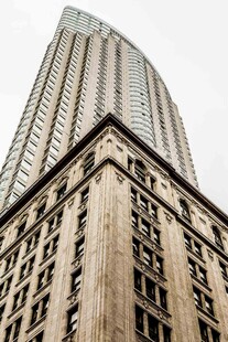 新旧建筑对比的城市景观