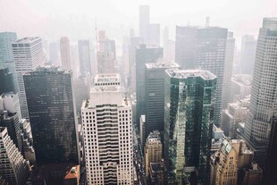 雾中都市高楼景观