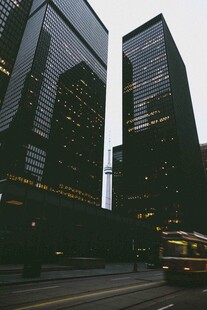 都市夜幕下的高楼与车辆